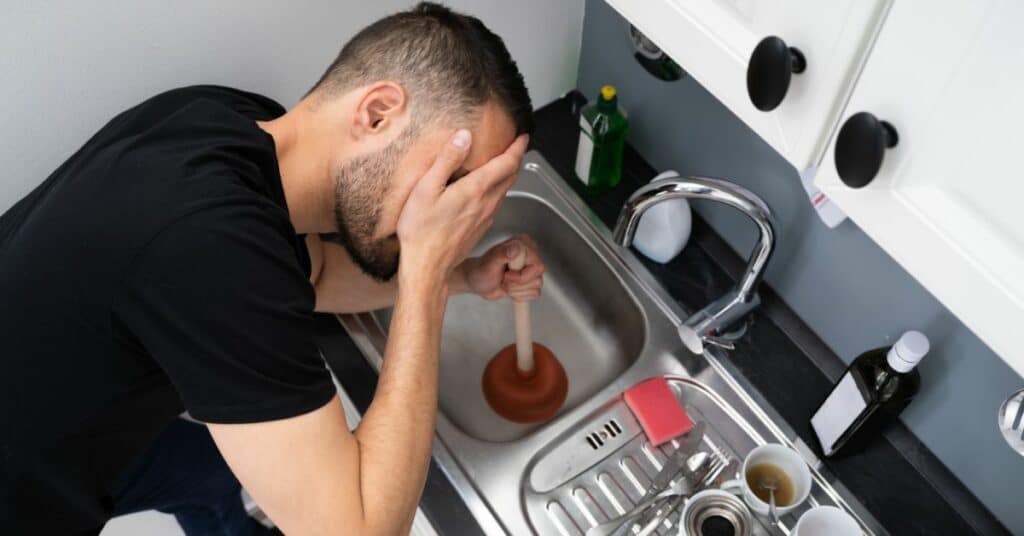 איך לתחזק את הכיור שלך ולמנוע סתימות